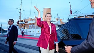 Mette Frederiksen elhagyja a dán királyi család hajóját