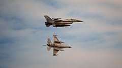 Ρουμανικά μαχητικά F-16, που παρέχονται από τη Βασιλική Πολεμική Αεροπορία της Ολλανδίας, πετούν πάνω από τη βάση 86 σε άσκηση του ΝΑΤΟ το 2023.
