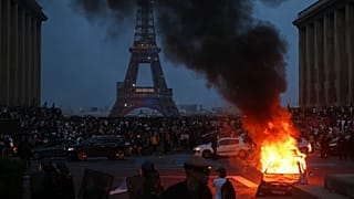 Carro em chamas durante celebrações de adeptos do PSG em Paris, sábado, 30 de maio de 2026