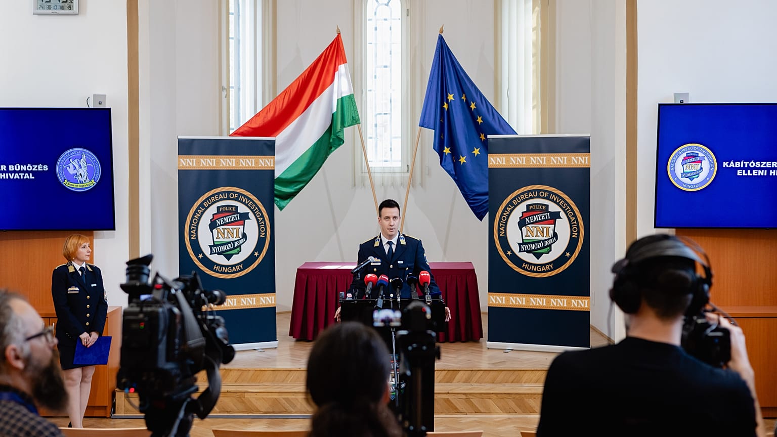 Csupor Máté, a Készenléti Rendőrség Nemzeti Nyomozó Iroda Műveleti Szolgálata Kábítószer Bűnözés Elleni Hivatalának főosztályvezetője a Készenléti Rendőrség épületében