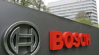 يظهر شعار شركة Robert Bosch GmbH أمام المقر الرئيسي للشركة في جيرلينجن بالقرب من شتوتغارت، جنوب غرب ألمانيا