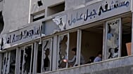 ينظر رجل من خلال النوافذ المحطمة لمستشفى جبل عامل المتضرر، في أعقاب الغارة الإسرائيلية التي استهدفت مبنى مجاوراً يوم الاثنين، في مدينة صور، الثلاثاء 2 يونيو 2026. 