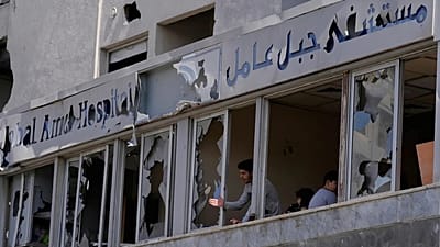 ينظر رجل من خلال النوافذ المحطمة لمستشفى جبل عامل المتضرر، في أعقاب الغارة الإسرائيلية التي استهدفت مبنى مجاوراً يوم الاثنين، في مدينة صور، الثلاثاء 2 يونيو 2026. 