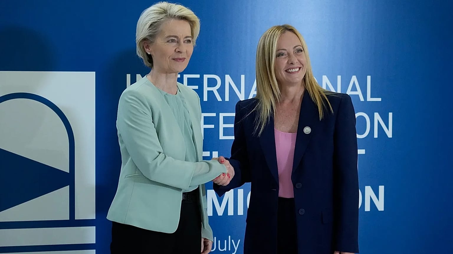 La presidenta de la Comisión Europea, Ursula von der Leyen, y la primera ministra Giorgia Meloni asisten a una conferencia sobre migración en Roma el 23 de julio de 2023