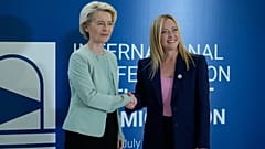 EU-Kommissionspräsidentin Ursula von der Leyen und Italiens Ministerpräsidentin Giorgia Meloni bei einer internationalen Migrationskonferenz in Rom am Sonntag, 23. Juli 2023