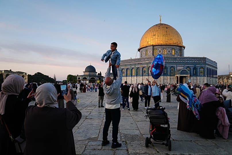مصلون يؤدون صلاة عيد الأضحى في باحات المسجد الأقصى قرب قبة الصخرة في البلدة القديمة بالقدس، في 27 مايو 2026.