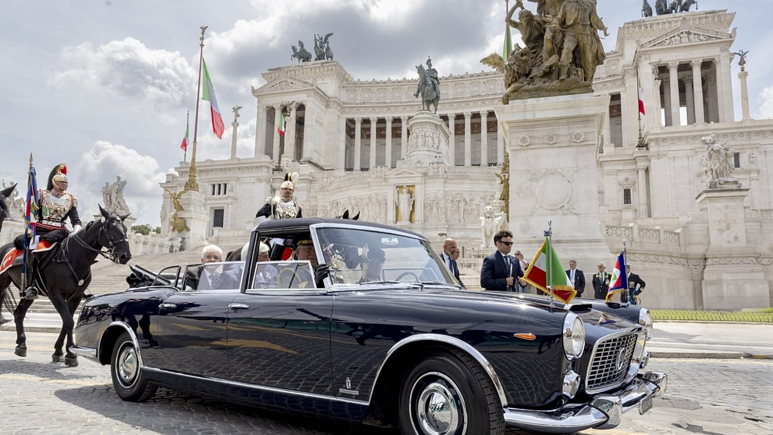 Il presidente della Repubblica Sergio Mattarella di fronte al Vittoriano a Roma, il 2 giugno 2026 in occasione della Festa della Repubblica