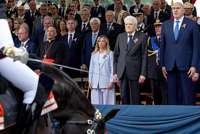 La presidente del Consiglio Giorgia Meloni, il presidente della Repubblica Sergio Mattarella e il ministro della Difesa Guido Crosetto alla parata del 2 giugno a Roma