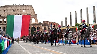 Olasz díszőrség vonul a Colosseum előtt a köztársaság kikiáltásának 80. évfordulóján Rómában, 2026. június 2-án, kedden