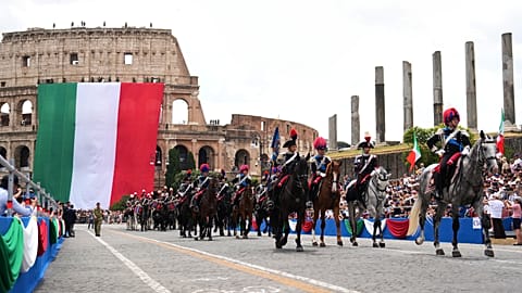 Olasz díszőrség vonul a Colosseum előtt a köztársaság kikiáltásának 80. évfordulóján Rómában, 2026. június 2-án, kedden