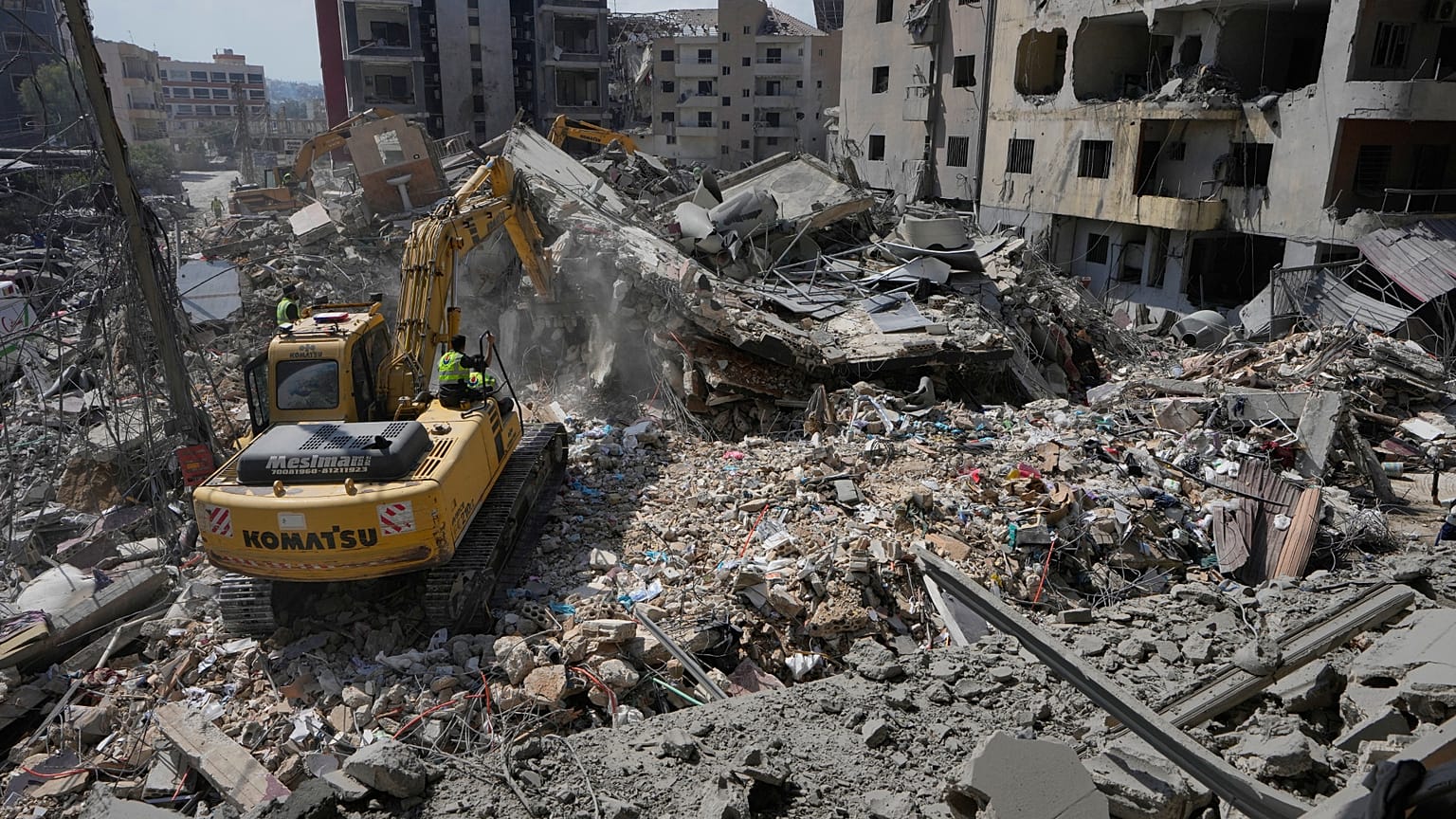 عمال الإنقاذ يستخدمون حفارة أثناء بحثهم عن الضحايا تحت أنقاض مبنى تعرض لغارة جوية إسرائيلية يوم الاثنين في مدينة صور الساحلية الجنوبية بلبنان، الثلاثاء 2 يونيو 2026. 