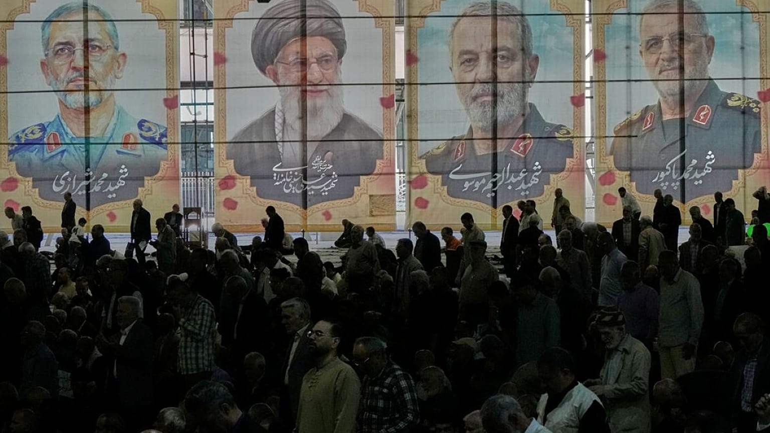 يؤدي المصلون الإيرانيون صلاة الجمعة تحت صور المرشد الأعلى الإيراني الراحل، وكبار المسؤولين العسكريين الذين قُتلوا خلال الحملة الأمريكية الإسرائيلية، الجمعة 24 أبريل 2026. 