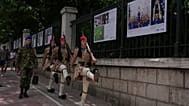 I tsoliades davanti alla mostra fotografica dei Mondiali