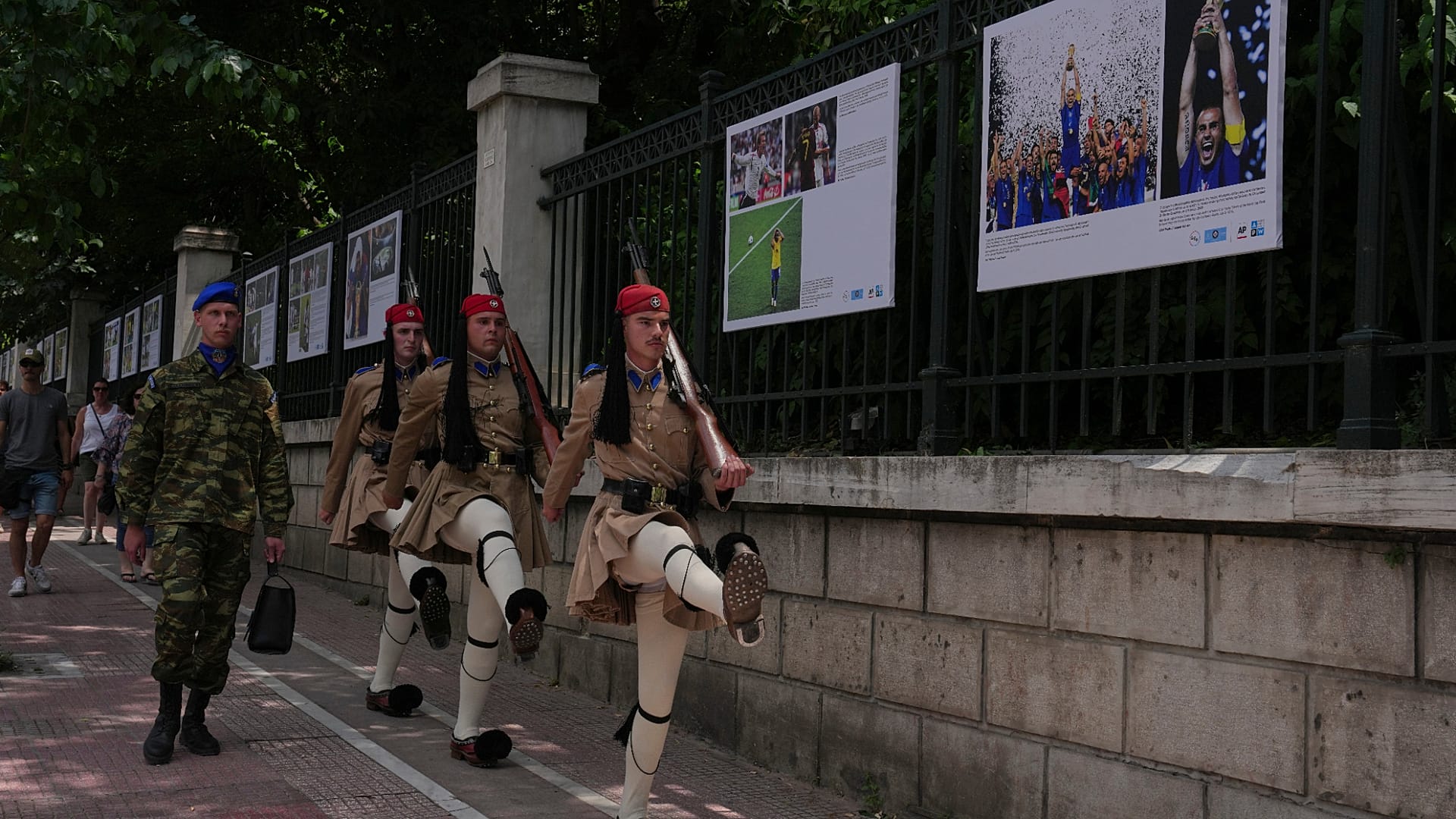 Les Evzones devant l’exposition photo du Mondial