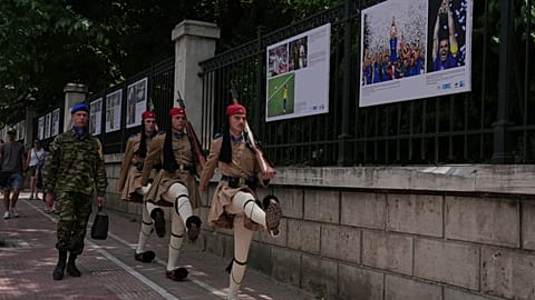 Οι τσολιάδες μπροστά από την έκθεση φωτογραφίας του Μουντιάλ