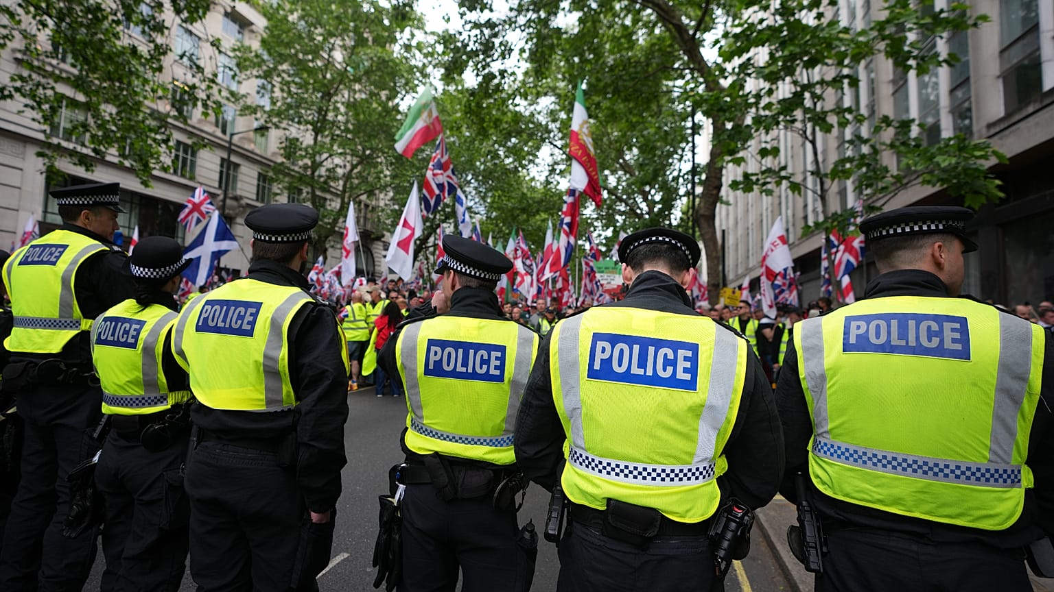 Zdj. ilustracyjne. W sobotę 16 maja 2026 r. w Londynie policja ustawiła się w szeregu, gdy protestujący gromadzili się na marszu „Unite the Kingdom”. 
