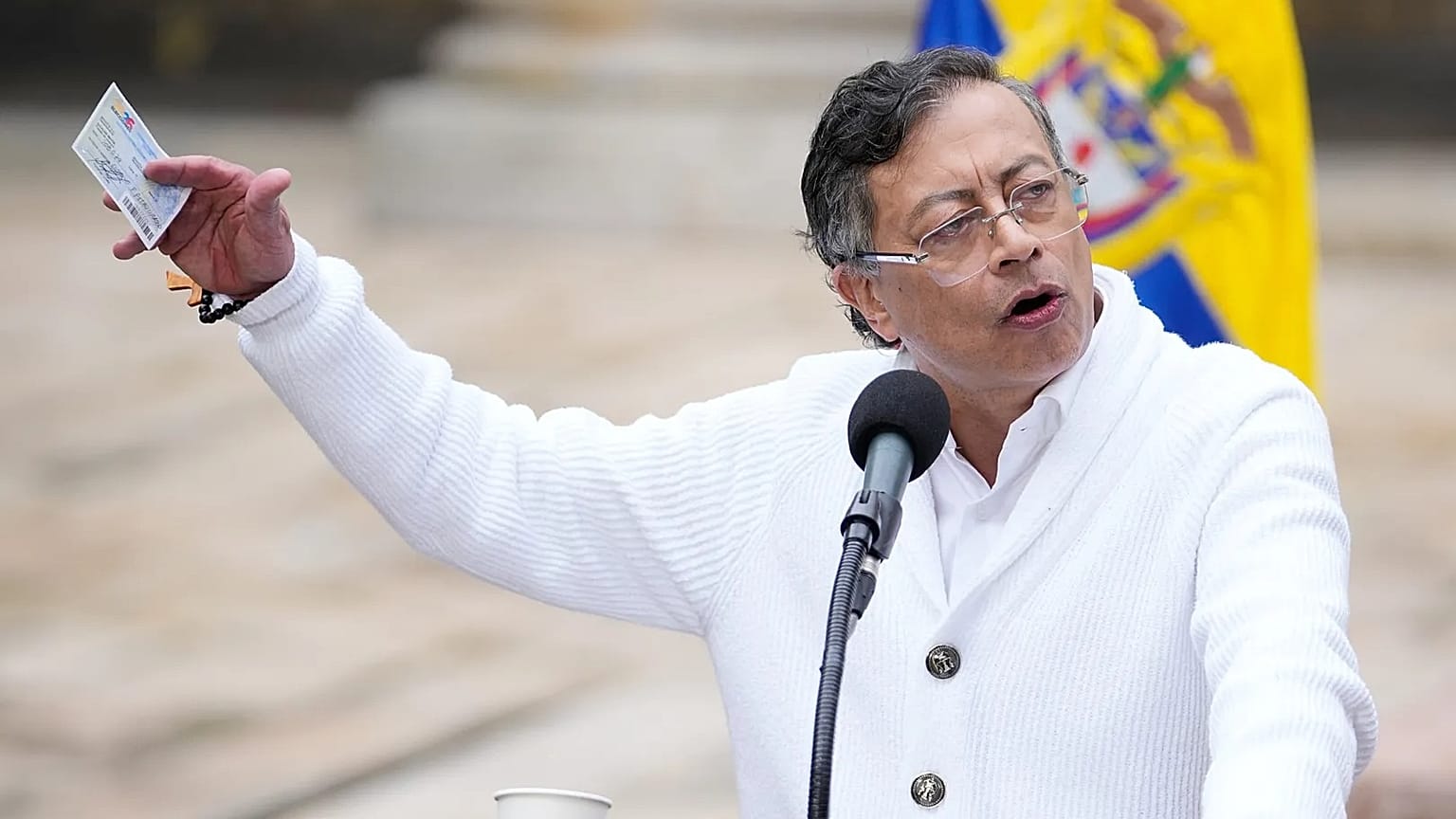 El presidente Gustavo Petro habla tras votar durante las elecciones presidenciales en Bogotá, Colombia, el domingo 31 de mayo de 2026. (Foto AP/Matias Delacroix)