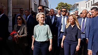 Ursula von der Leyen, presidente della Commissione europea, con Giorgia Meloni, presidente del Consiglio, in visita all'hotspot per migranti di Lampedusa, 17 settembre 2023.