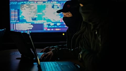 Operacionais da inteligência da defesa ucraniana pilotam drones com mísseis contra forças russas num local não revelado na Ucrânia, na noite de quinta-feira, 28 de maio de 2026