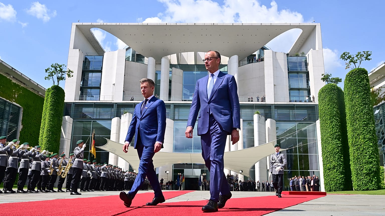 Magyar Péter és Friedrich Merz katonai díszszemlét tekint meg.