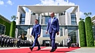 Magyar Péter és Friedrich Merz katonai díszszemlét tekint meg.