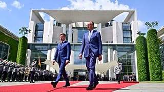 Magyar Péter és Friedrich Merz katonai díszszemlét tekint meg.