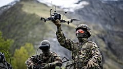 Ein Soldat posiert mit einer Drohne bei einem Pressetermin der Schweizer Armee in Elm, Schweiz, am 18. Mai 2026.