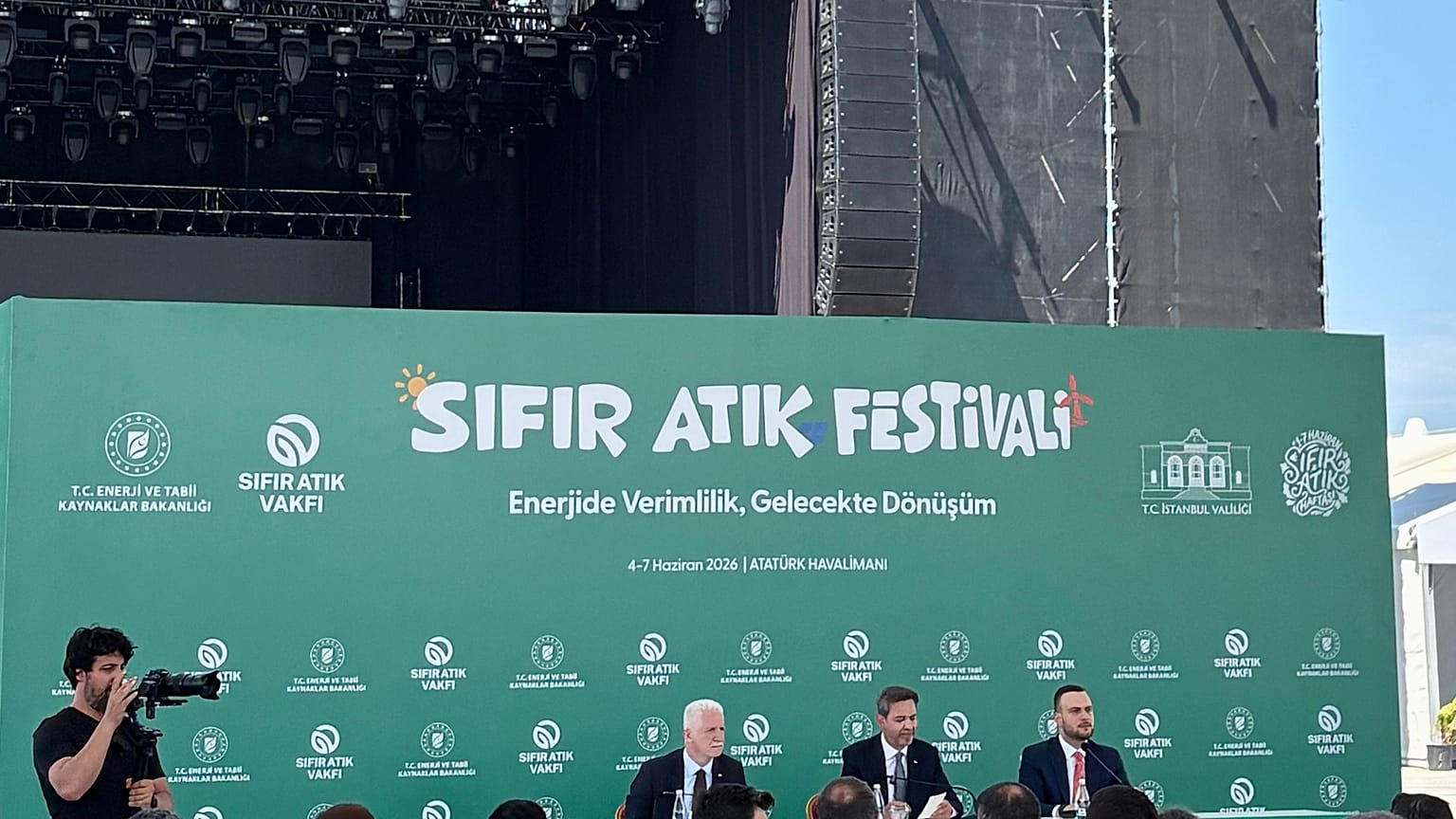 Sıfır Atık Festivali basın lansmanında İstanbul Valisi Gül (solda), Enerji ve Tabii Kaynaklar Bakanı Bayraktar (ortada) ve Sıfır Atık Vakfı Başkanı Ağırbaş konuşuyor.