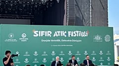Sıfır Atık Festivali basın lansmanında İstanbul Valisi Gül (solda), Enerji ve Tabii Kaynaklar Bakanı Bayraktar (ortada) ve Sıfır Atık Vakfı Başkanı Ağırbaş konuşuyor.