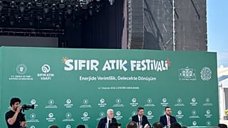 Sıfır Atık Festivali basın lansmanında İstanbul Valisi Gül (solda), Enerji ve Tabii Kaynaklar Bakanı Bayraktar (ortada) ve Sıfır Atık Vakfı Başkanı Ağırbaş konuşuyor.