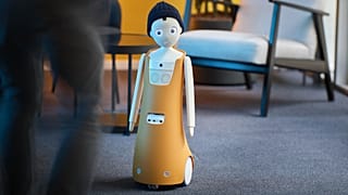Roboter in der Pflege könnten die Belastung der Fachkräfte reduzieren.