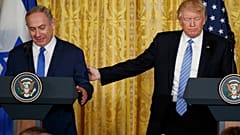 Ο πρόεδρος των ΗΠΑ Ντόναλντ Τραμπ και ο πρωθυπουργός του Ισραήλ Μπενιαμίν Νετανιάχου σε συνέντευξη Τύπου στην Ανατολική Αίθθουσα του Λευκού Οίκου, 2017.