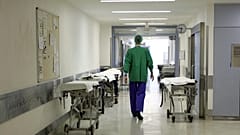 ARCHIV - Ein Arzt geht über die fast verwaiste Station für Chirurgie im Universitätsklinikum Bonn. 16. März 2006.