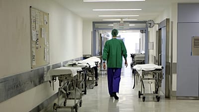 ARCHIVES – Un médecin traverse un étage presque désert du service de chirurgie de l'hôpital universitaire de Bonn, le 16 mars 2006.