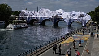 "La Caverne" de JR transforme le paysage parisien, le 21 mai 2026.