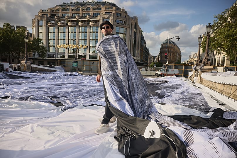 JR műve felfújásának előkészítése közben, 2026. május 20-án.