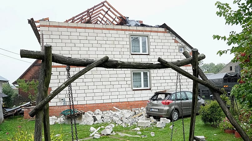 Ein beschädigtes Auto und ein Haus durch herabfallende Trümmer, nachdem russische Drohnen während eines Angriffs auf die Ukraine den polnischen Luftraum verletzt hatten, in Wyryki bei Lublin, Polen, 11. September 2025. 