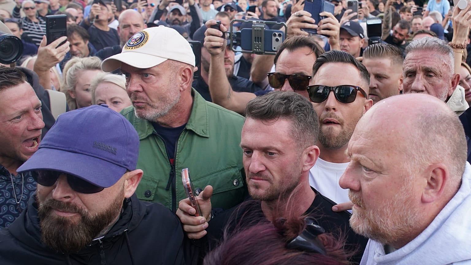 Ο Τόμι Ρόμπινσον σε διαμαρτυρία έξω από το αστυνομικό τμήμα στο Σαουθάμπτον την Τρίτη 2 Ιουνίου 2026 για τον 18χρονο Χένρι Νοβακ, θύμα μαχαιρώματος τον Δεκέμβριο 2025. (Garet