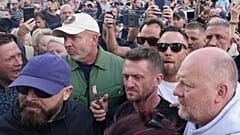 Tommy Robinson nimmt am zweiten Juni 2026 an einem Protest vor der Polizeiwache in Southampton für den 2025 niedergestochenen 18-jährigen Henry Nowak teil.