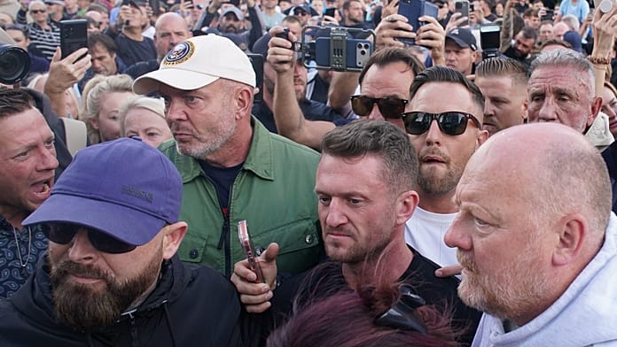 Policía y manifestantes se enfrentan en protesta en Southampton por el asesinato de un estudiante