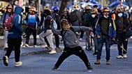 Mineros artesanales se enfrentan a la policía durante una protesta para exigir acceso a zonas mineras ampliadas en La Paz, Bolivia, el 14 de mayo de 2026.