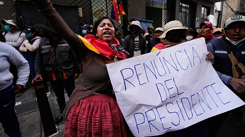 Una manifestante antigubernamental sostiene un cartel que dice en español "Renuncia del presidente" en La Paz, Bolivia, el lunes 18 de mayo de 2026.