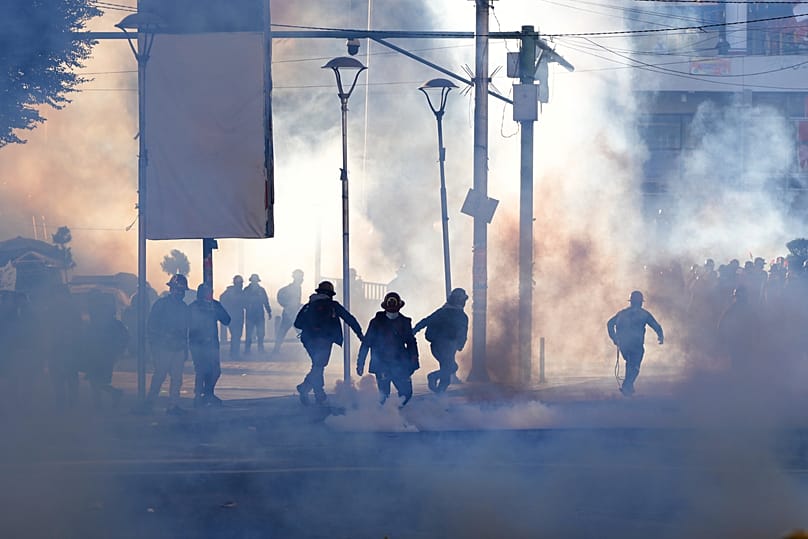 Mineros artesanales se enfrentan a la policía durante una protesta para exigir acceso a zonas mineras ampliadas en La Paz, Bolivia, el 14 de mayo de 2026.