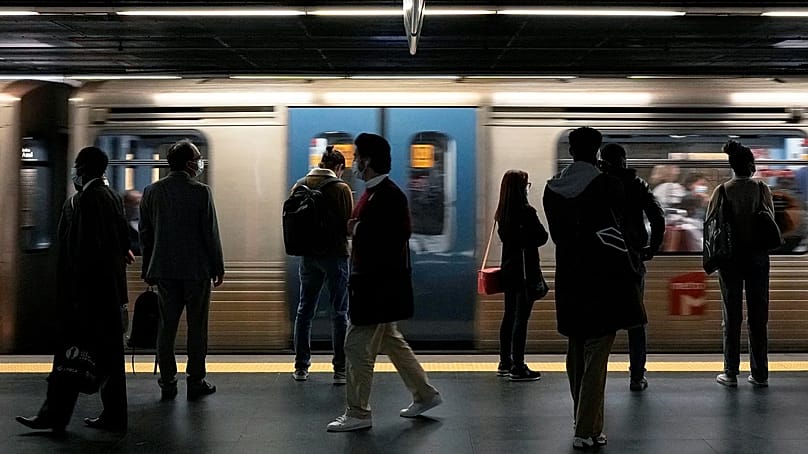 Passagiere warten am Freitag, dem fünfzehnten November 2021, an einer U-Bahn-Station in Lissabon.