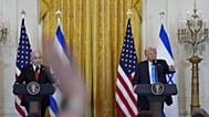 الرئيس دونالد ترامب ورئيس الوزراء الإسرائيلي بنيامين نتنياهو يجيبان على الأسئلة خلال مؤتمر صحفي في الغرفة الشرقية بالبيت الأبيض، الثلاثاء 4 فبراير 2025، في واشنطن. (AP Photo/أ