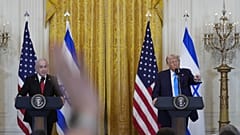 الرئيس دونالد ترامب ورئيس الوزراء الإسرائيلي بنيامين نتنياهو يجيبان على الأسئلة خلال مؤتمر صحفي في الغرفة الشرقية بالبيت الأبيض، الثلاثاء 4 فبراير 2025، في واشنطن. (AP Photo/أ