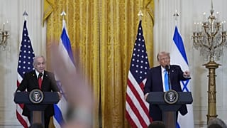 الرئيس دونالد ترامب ورئيس الوزراء الإسرائيلي بنيامين نتنياهو يجيبان على الأسئلة خلال مؤتمر صحفي في الغرفة الشرقية بالبيت الأبيض، الثلاثاء 4 فبراير 2025، في واشنطن. (AP Photo/أ