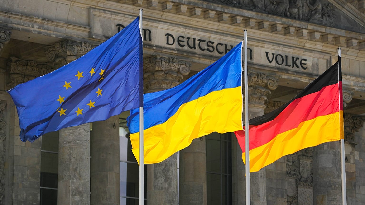 Europa-, ukrainische und deutsche Flagge vor dem Bundestag in Berlin, Archiv