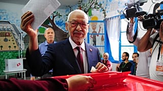رئيس حزب النهضة الإسلامي والمرشح للانتخابات البرلمانية راشد الغنوشي يصوت في مركز اقتراع جنوب تونس العاصمة