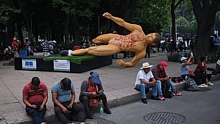 Una estatua de la Copa del Mundo, con un grafiti que dice «Vive la Coordinadora Nacional de Trabajadores de la Educación», yace de lado en una protesta docente.